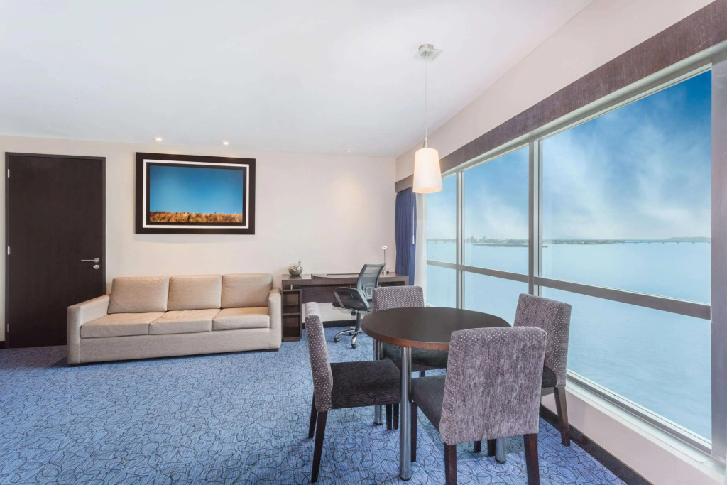 Wyndham Guayaquil, Puerto Santa Ana