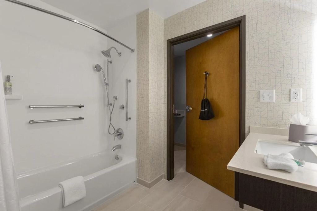 Holiday Inn Express & Suites - Fayetteville South by IHG