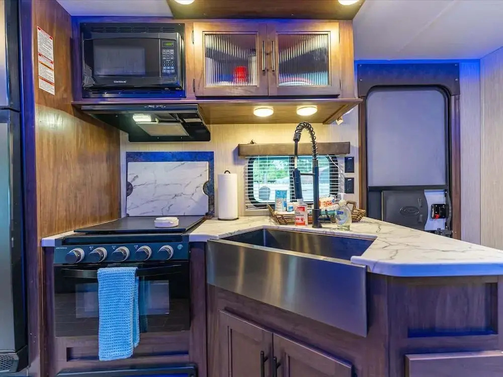 RV in Tampa Great Location Cost pet Friendly