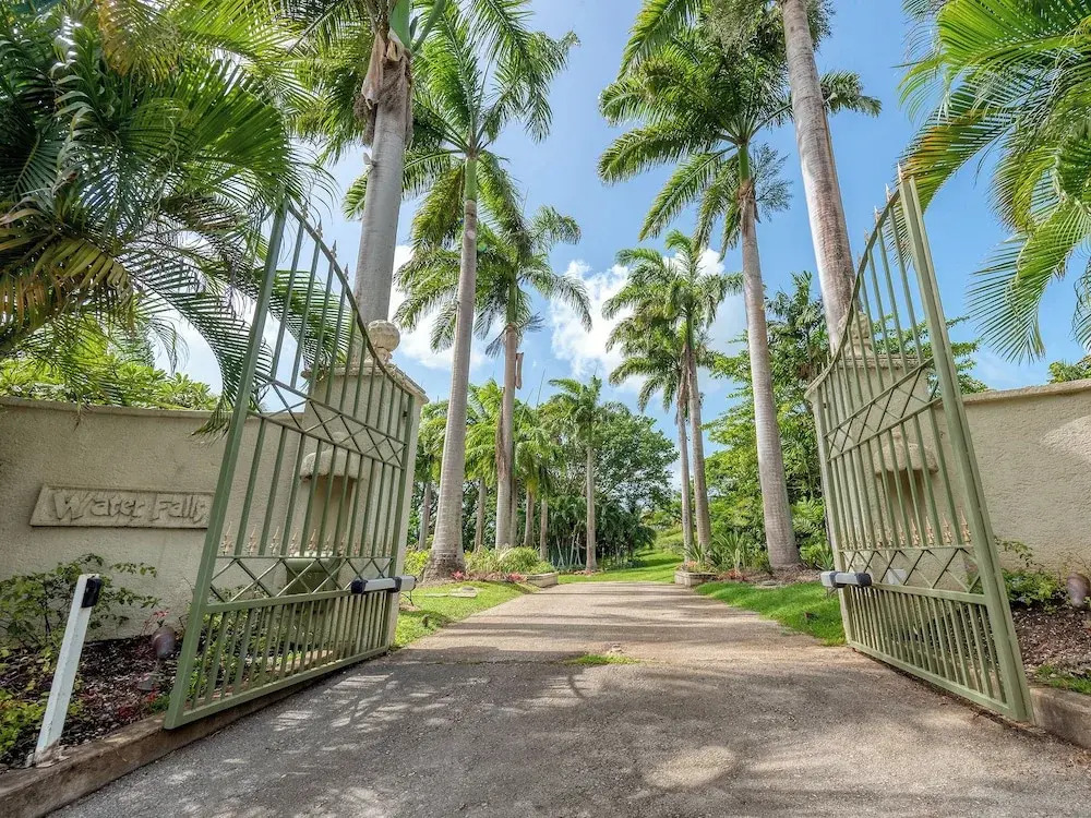 Waterfalls - 6 bed Peaceful and Secure Luxury