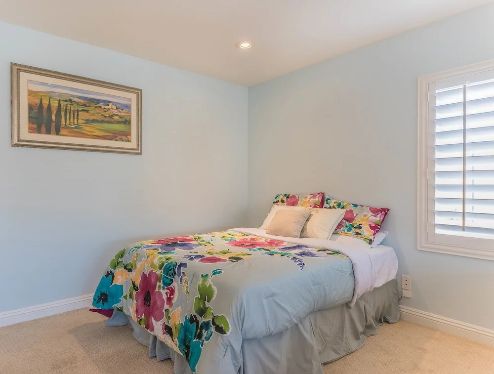 Luxurious 4BR 9min to LV Strip Sleeps 16