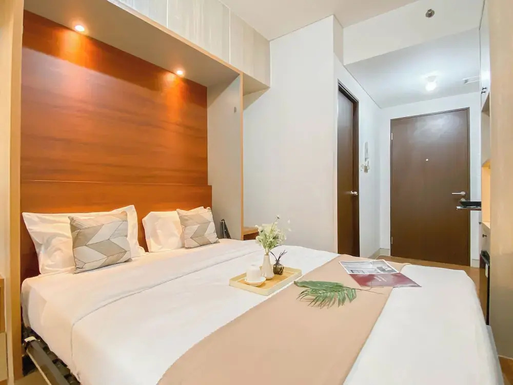 Nice and Comfy Studio Apartment at Transpark Cibubur By Travelio