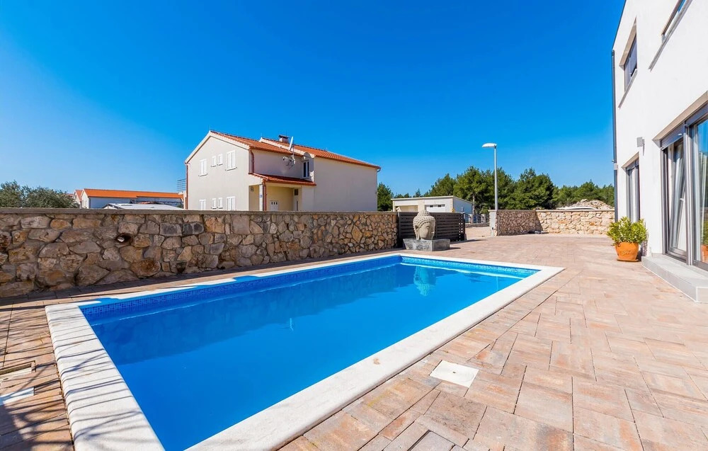 Awesome Home In Srima