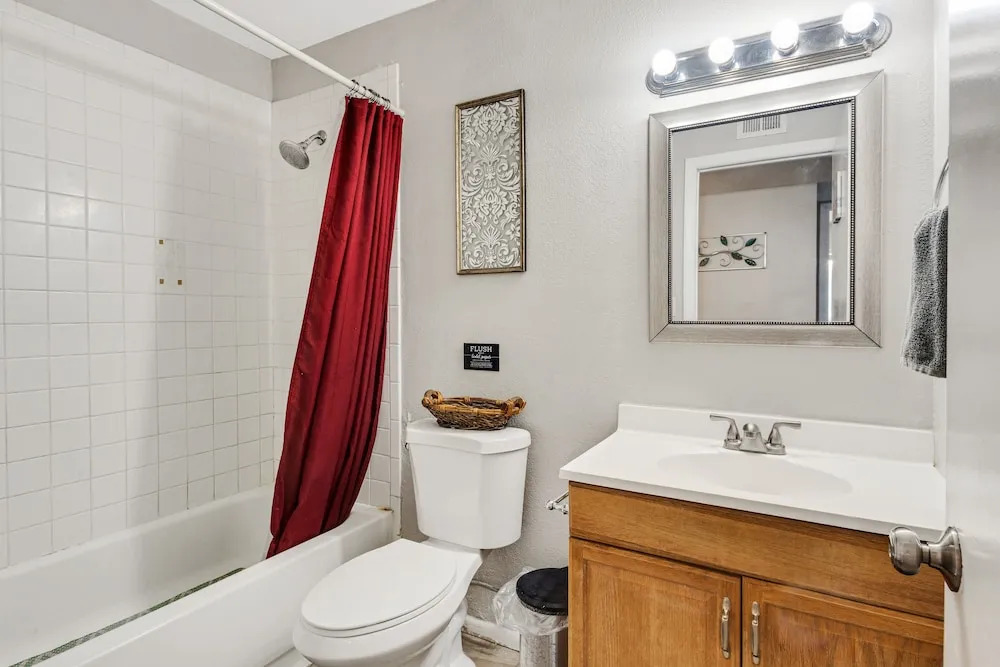 Cozy Papago Home In Old Town Near Zoo, Casino, Golf, And More! 5 Bedroom Home by Redawning
