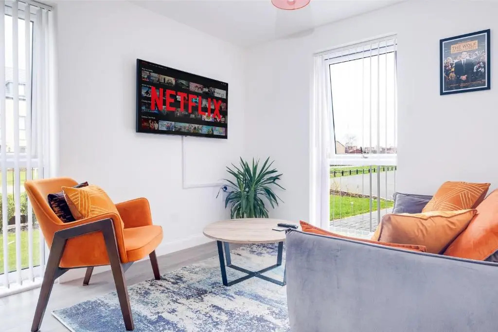 Luxury City Centre Stylish 2 Bed House ☆ FREE DRIVEWAY PARKING → With 55 Inch Smart TV, FREE NETFLIX & WIFI ✘ Comfy Seating Area - BY MAEVELA®