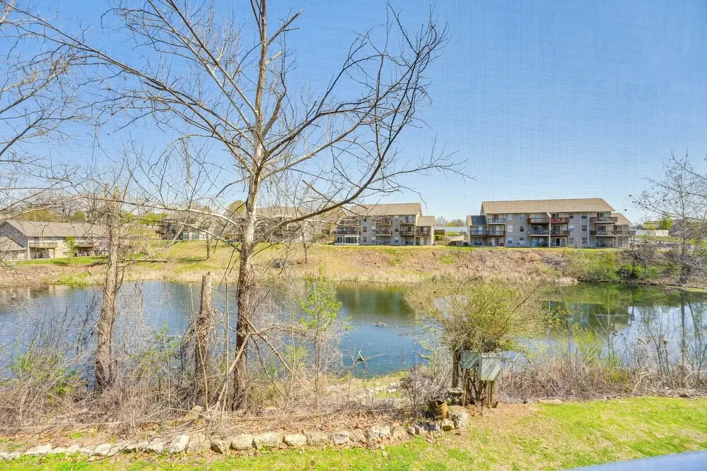 Branson Condo w/ Screened Porch: 4 Mi to Lake!