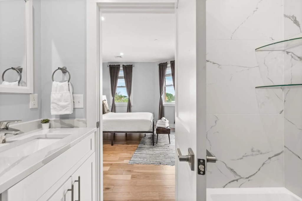Luxury 2BD/2BA Near Logan Airport and T station