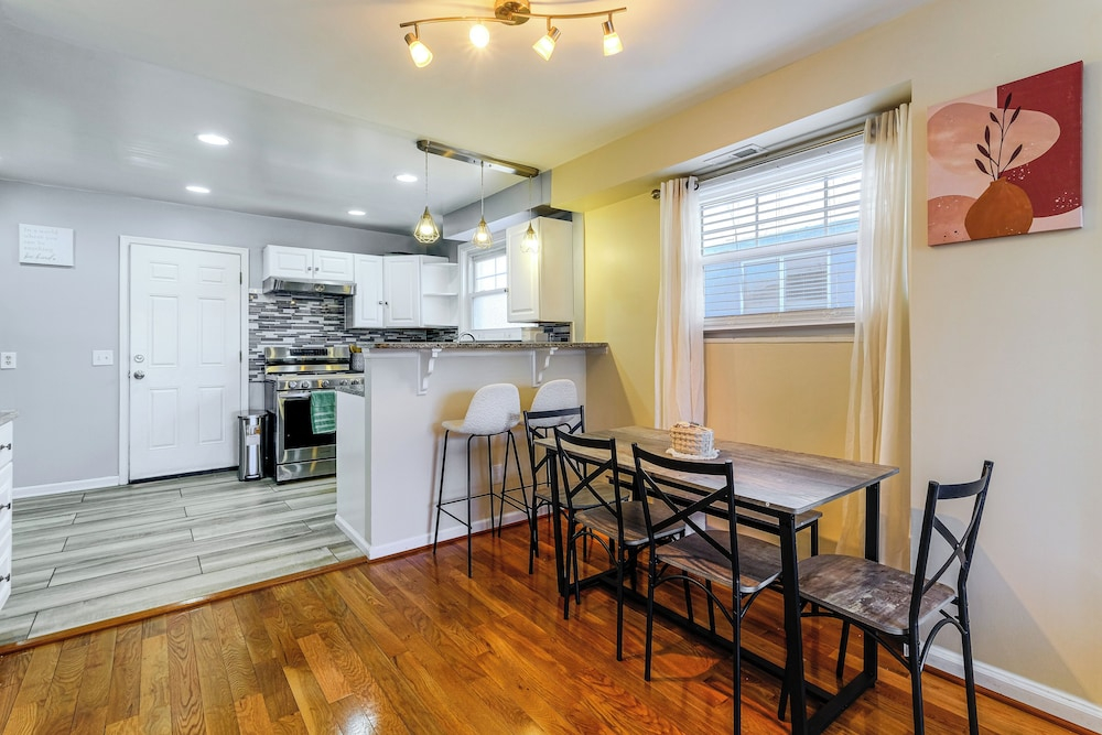 6 Mi to Smithsonian Museums! Convenient Townhome