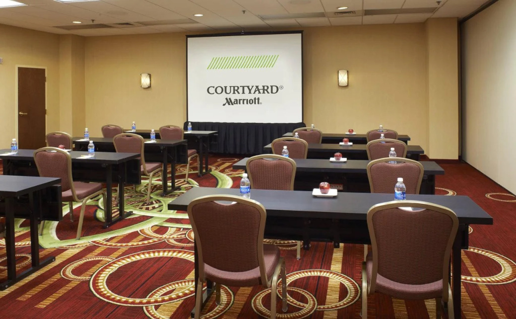 Courtyard by Marriott Chicago Downtown/River North