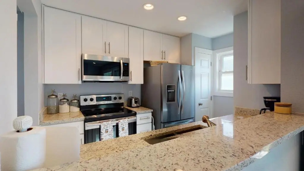 AH-H230 Newly Remodeled Second Floor Condo, Overlooking PoolHot Tub
