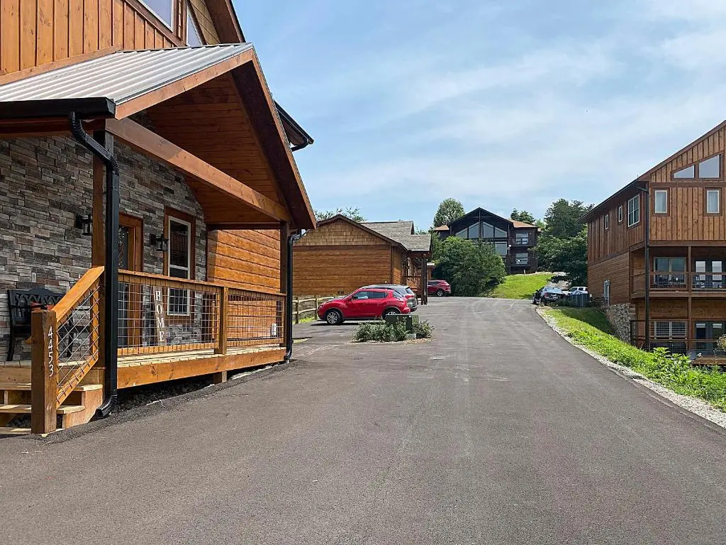 Luxury Brand New Cabin 5b 5.5ba with Arcade, Theater