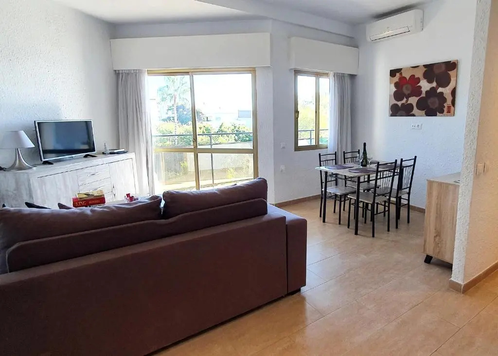 Skol 427 Spacious 1 Bedroom Apartment with Sea Views