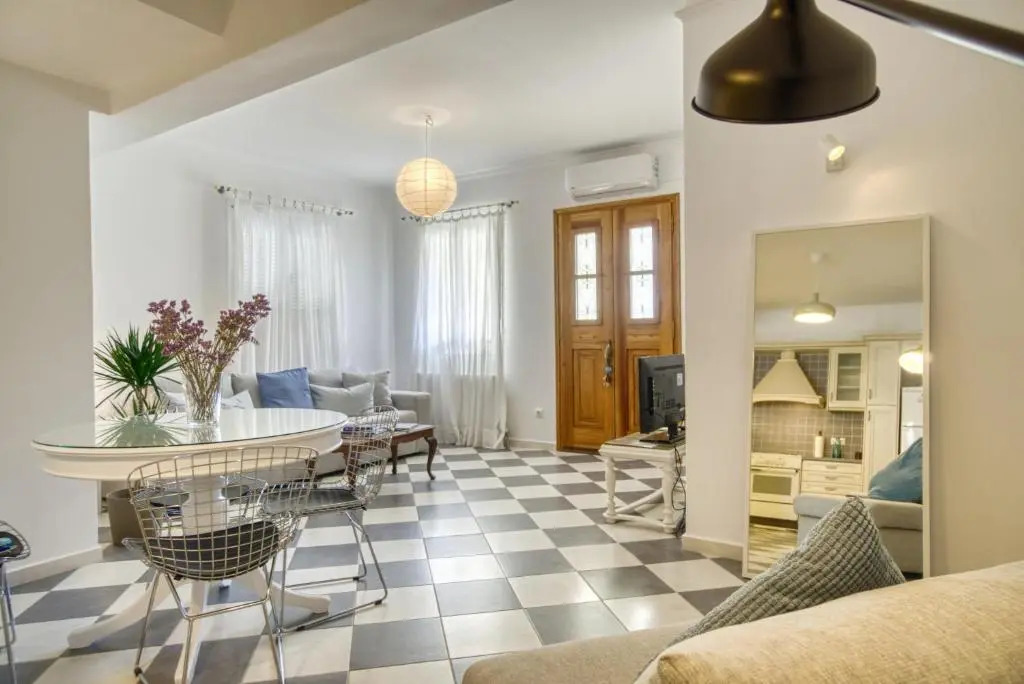 Stylish, Cozy 2-BDR Flat in Andros Town