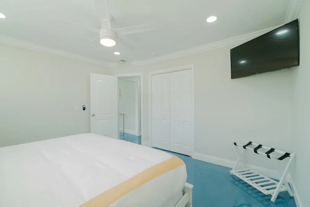 Beachy Blues Apt A, Downtown, Shops, Cafes & Beach, Dog Friendly