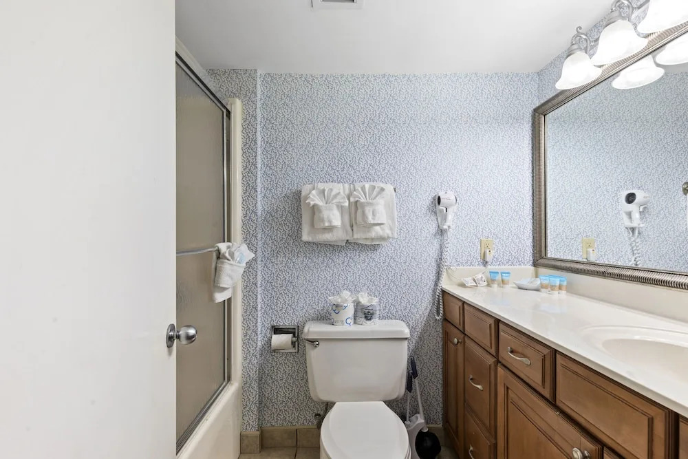 2BR Ocean View Condo w Private Balcony