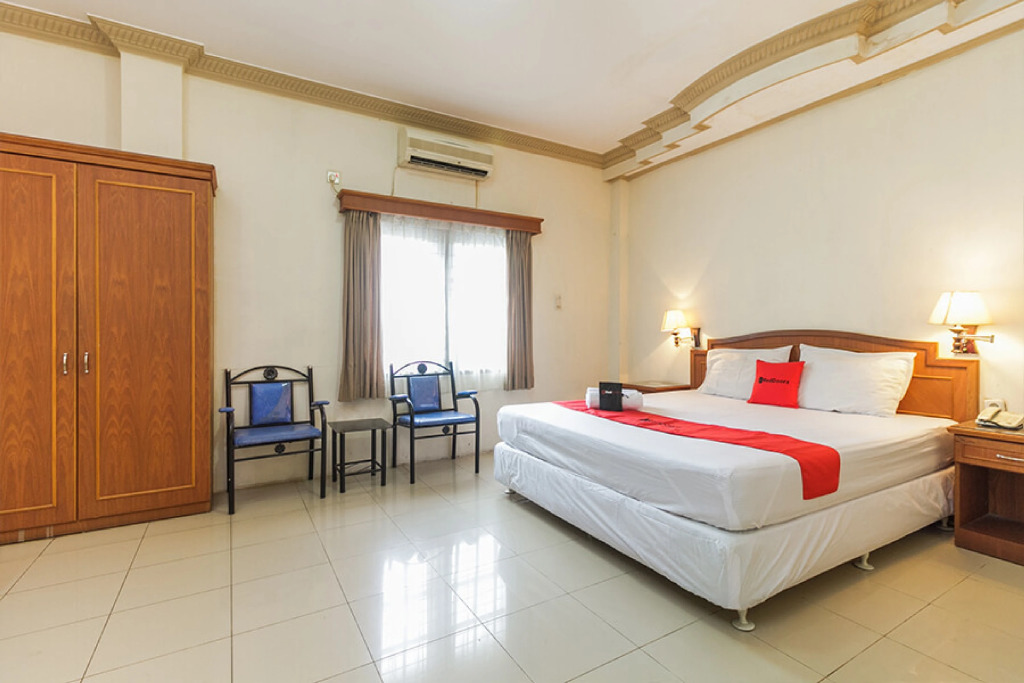 RedDoorz Plus near Taman Siring