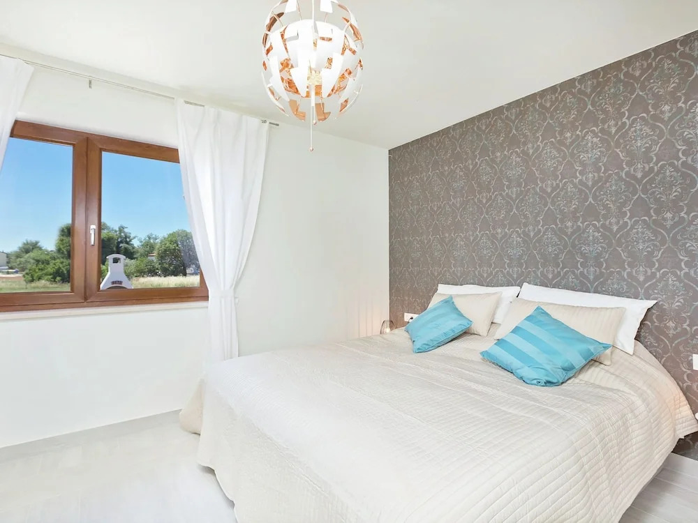 Seaside Villa With Swimming Pool in Funtana