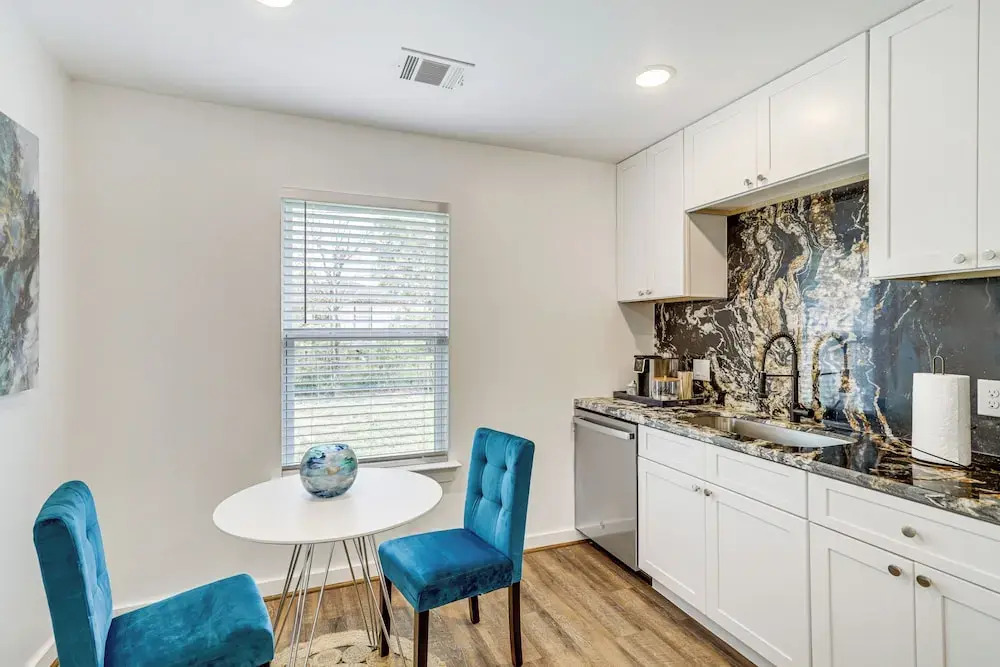3 Mi to NRG Stadium: Sleek Houston Retreat!