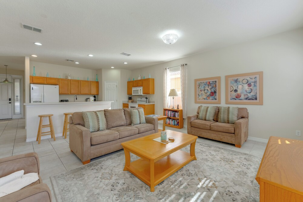 Poolside Living: Family Retreat 12 Mi to Disney