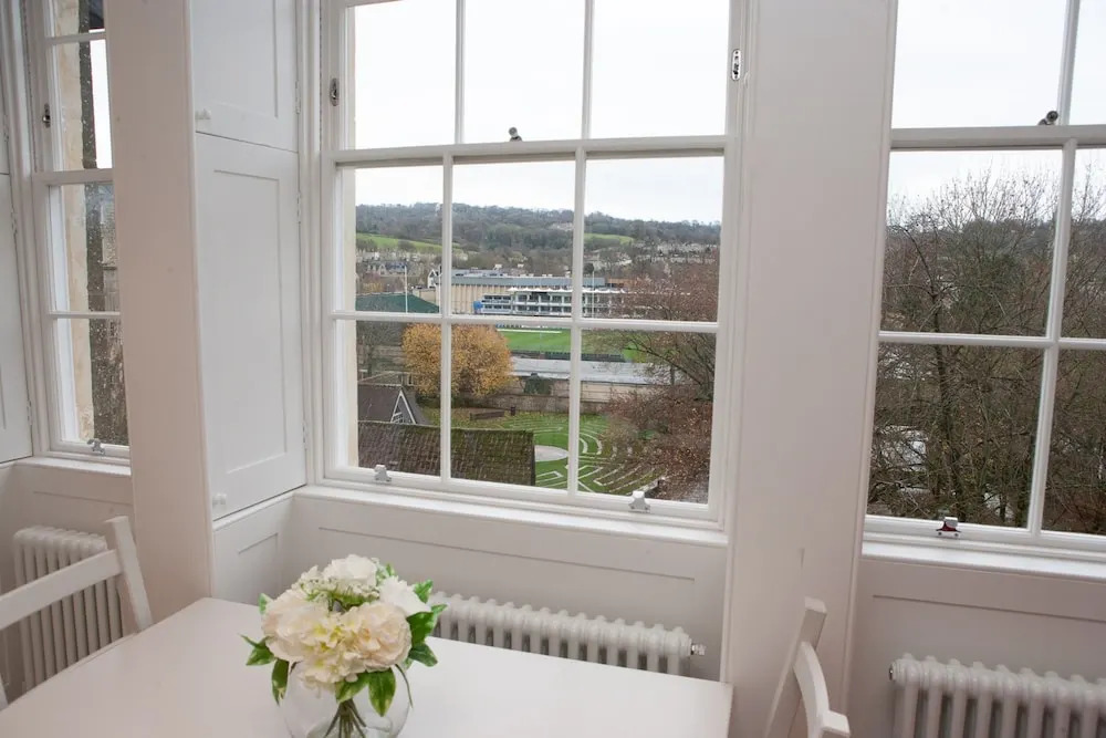 Bright 1 Bedroom Apartment With Views in Bath