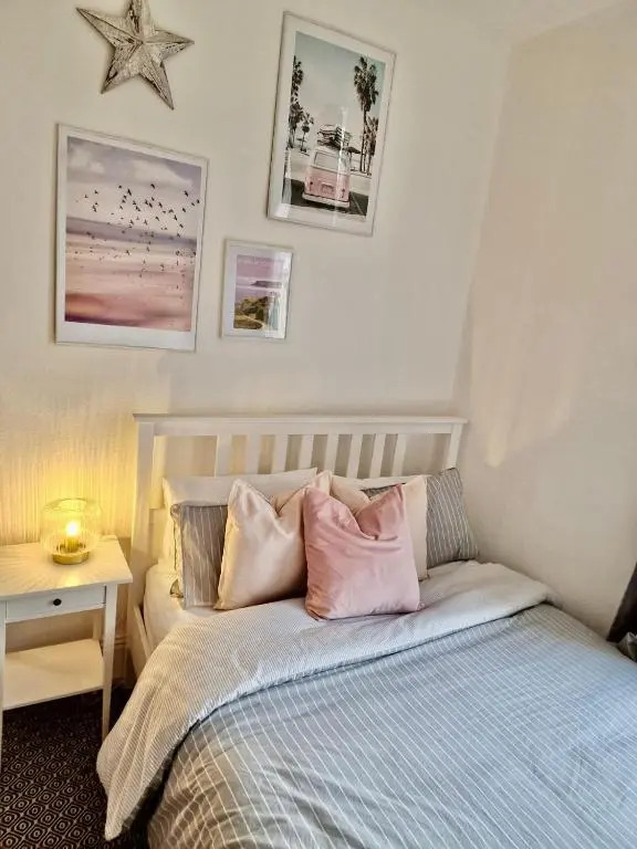 The Pink Bath Pad - 3 bedroom seaside apartment Pets allowed New