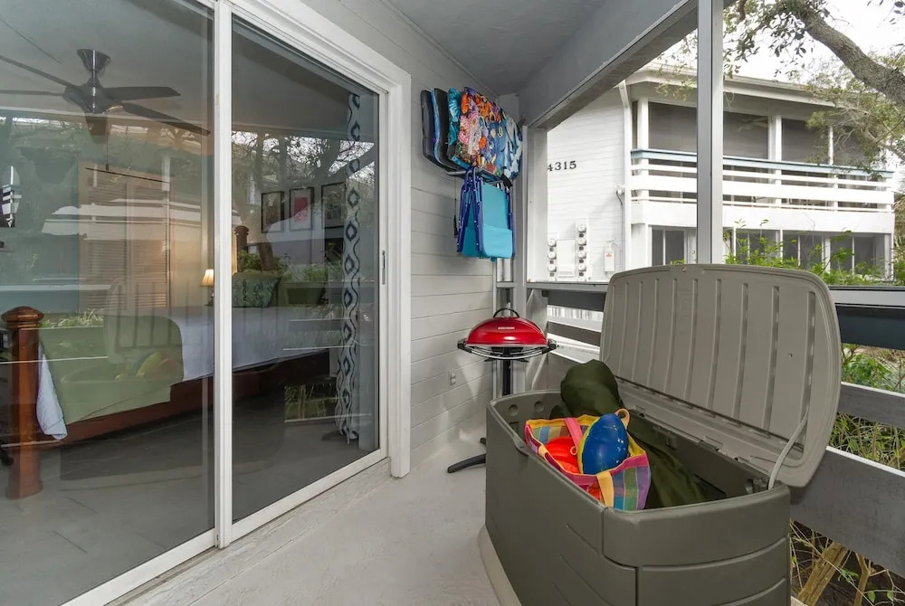 Tastefully Decorated Sea Woods Veranda Close to Pool Fitness Room Sv162