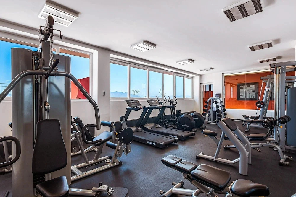 Peaceful Modern Condo With Rooftop Pool, Washer-dryer and Fitness Room