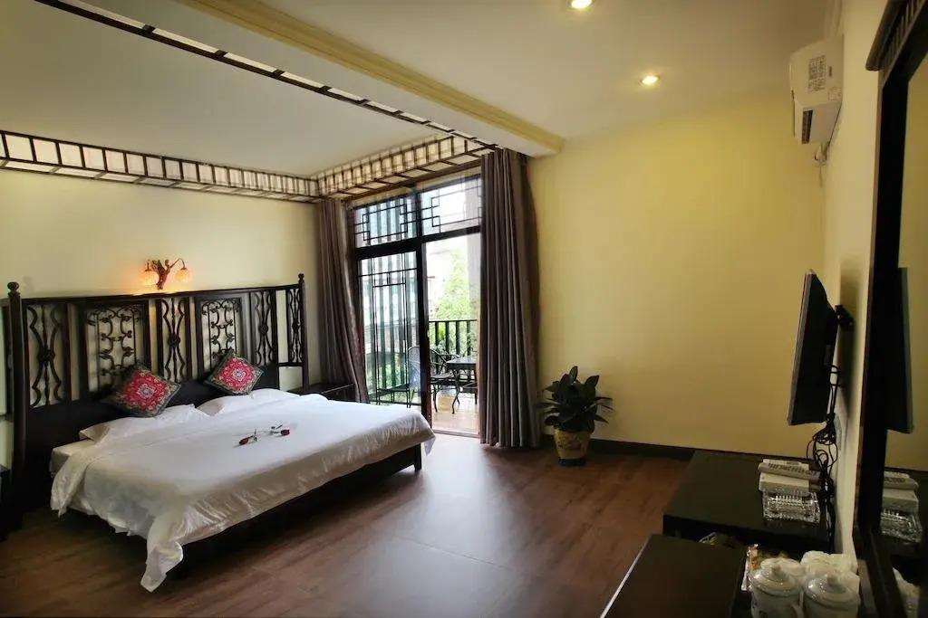 Warm Cloud Mountain Residence Hotel (Yangshuo West Street Branch)