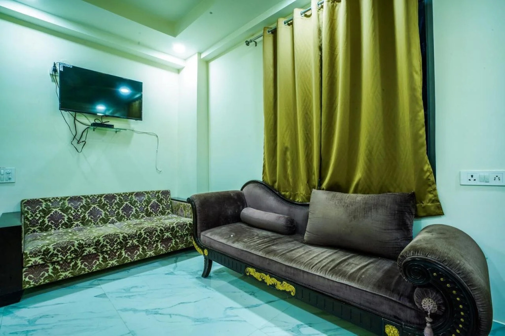 OYO 23299 Hotel Royal Orbit