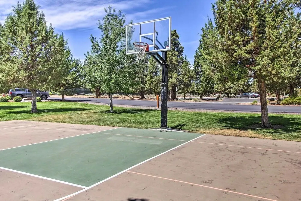 Pet-friendly Townhome w/ Hot Tub in Redmond!