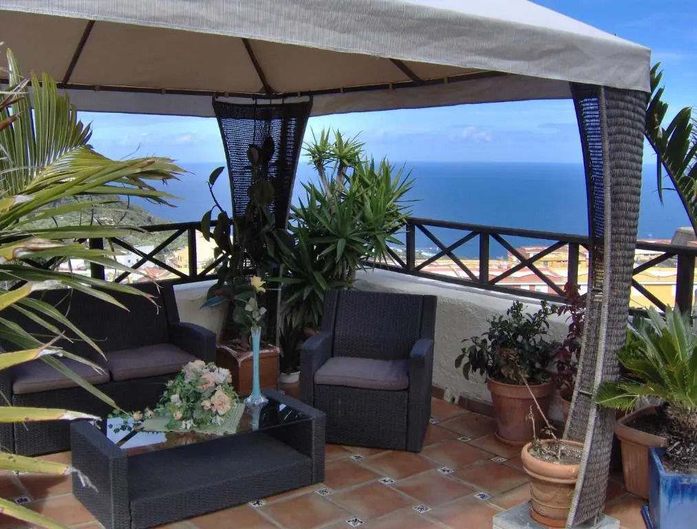 Rustic Holiday Home With Balcony and sea View