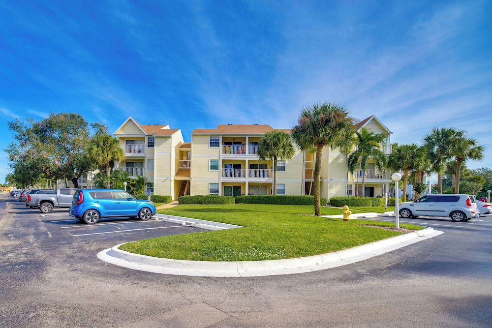 Walk to Canova Beach Park: Couple's Coastal Condo