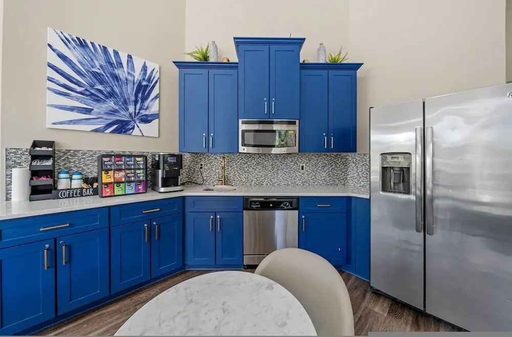 Modern 2BR 2BA w King Bed Pools Gym 1