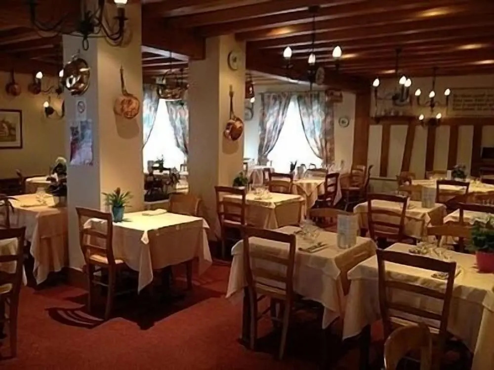 Hôtel Restaurant La Paix La Robe et le Palais