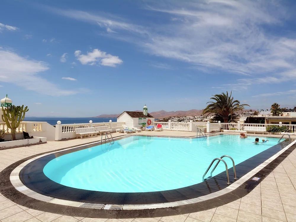 Spacious & Attractive Studio with Communal Pool near Beach