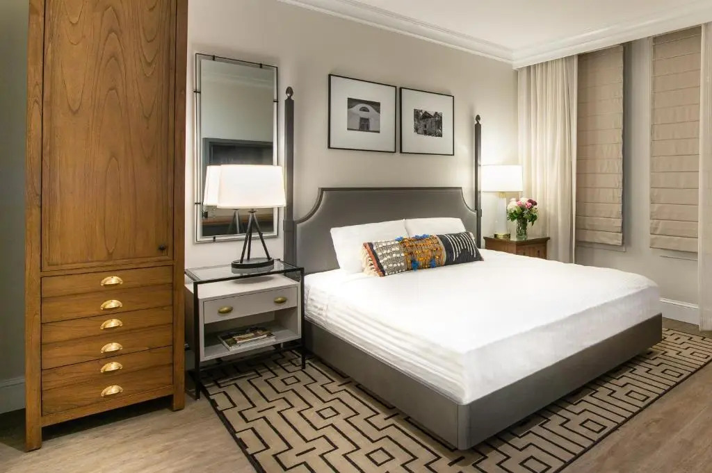 Hotel E