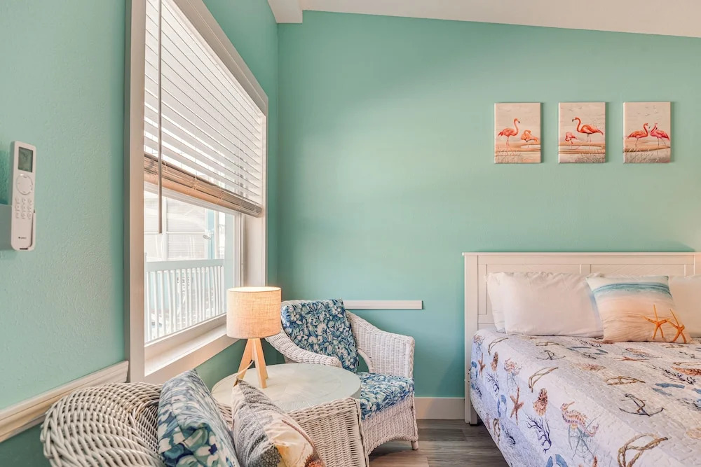 Madeira Beach Studio: Walk to John's Pass!