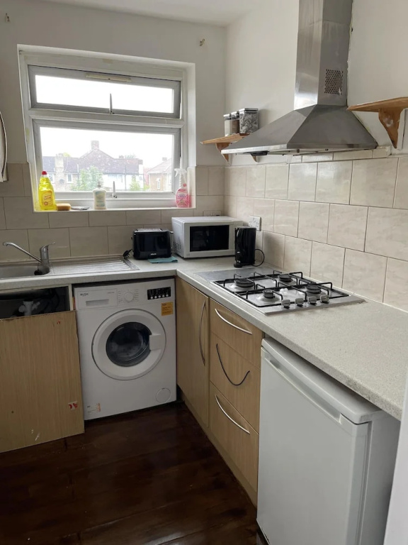 Immaculate 4-bed House Near Heathrow Airport