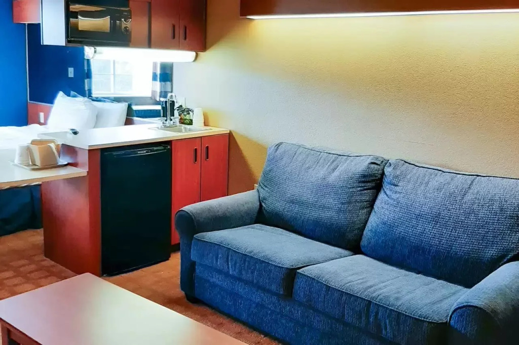Russell Inn and Suites