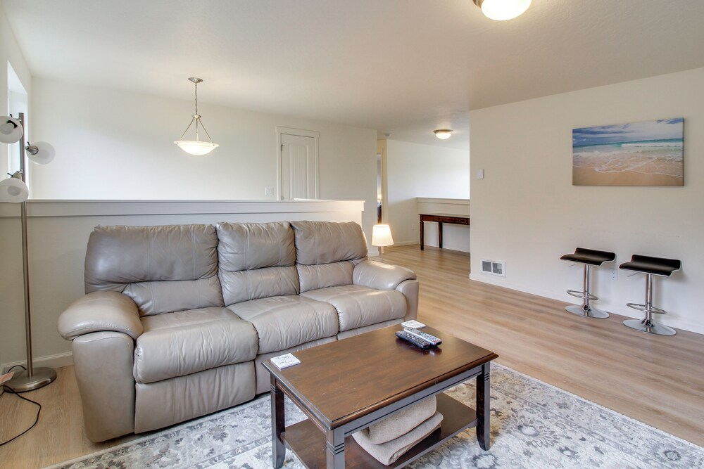 Spacious Bandon Getaway - 2 Blocks to Ocean!