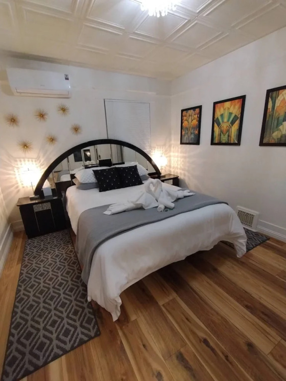 Deco Studio Retreat With Fireplace, Wifi, Queen Bed