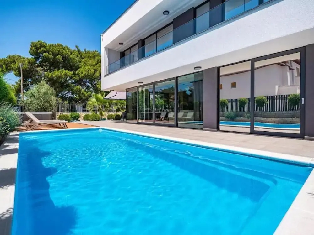 Villa Alpha - Four Bedroom Villa with Swimming Pool