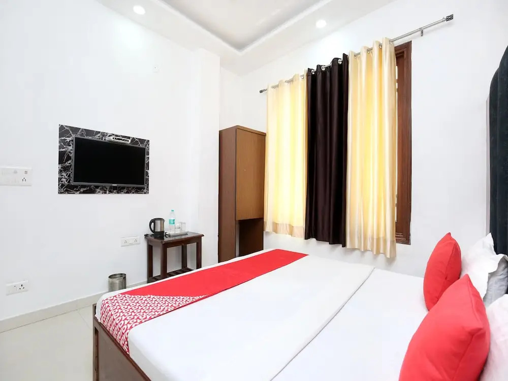 OYO 15652 Hotel 51