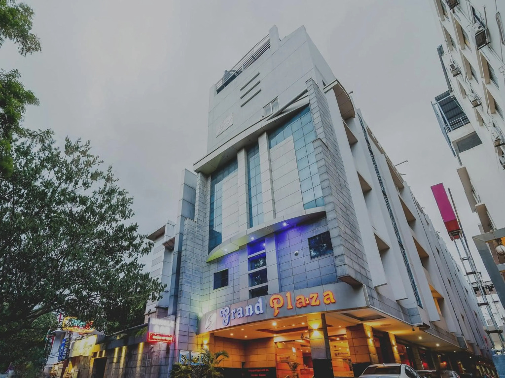 Super OYO Capital O 37664 Hotel Grand Plaza