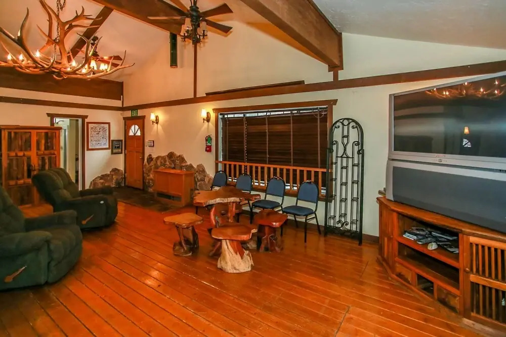 1842-black Diamond Chalet 6 Bedroom Home by RedAwning