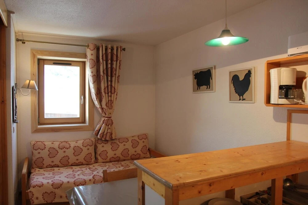This nice apartment of about 28m2 is at the 4th floor Apartment 1 agen