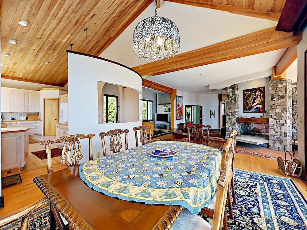 Oceanfront 4br On 10 Acres W/ Decks 4 Bedroom Home