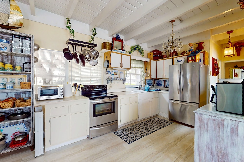 Spacious Lakefront House With Private Dock , gas Grill, Deck and Patio