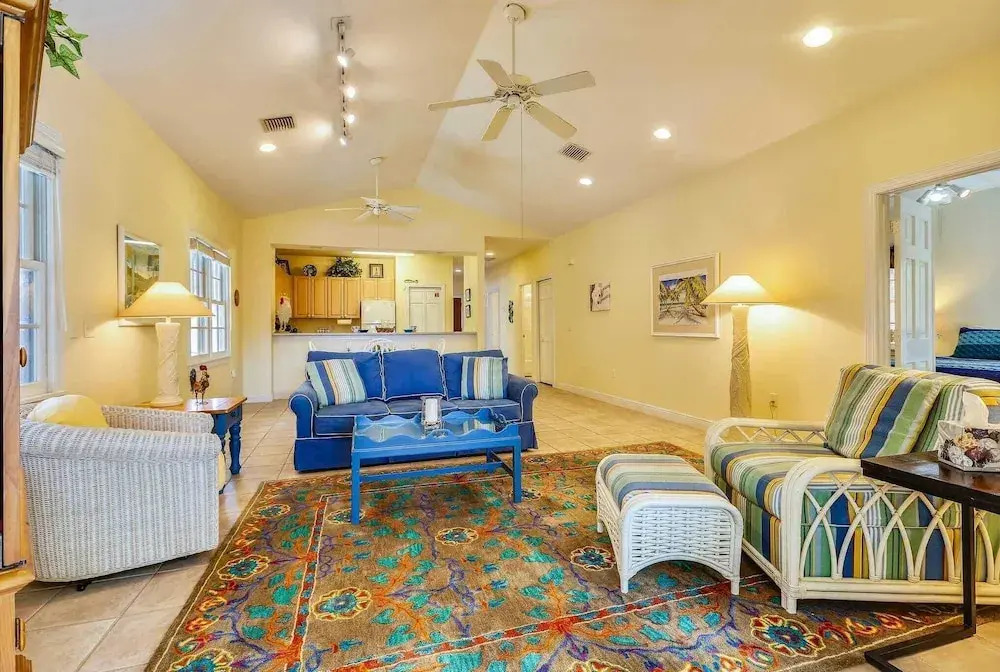 Place to Relax by Avantstay Shared Pool 3 Miles to Smather's Beach Month-long Stays Only
