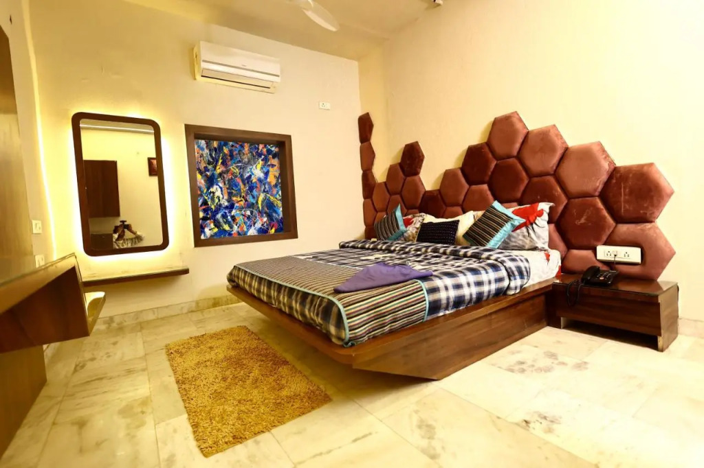 Lucky Restaurant & Guest House Near Taj Mahal